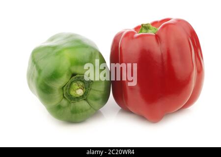 peperone rosso e verde (capsicum) su sfondo bianco Foto Stock