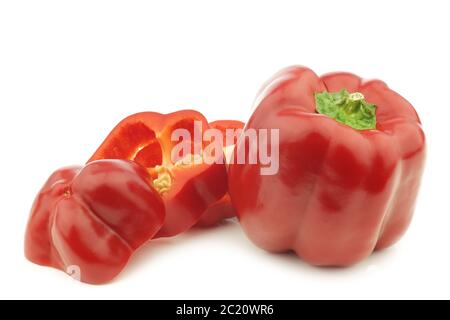 peperoni rossi (capsicum) su sfondo bianco Foto Stock