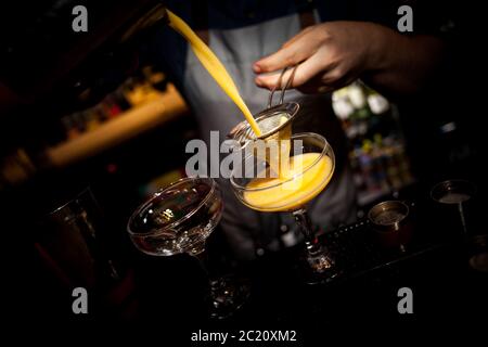 Barista che versa cocktail alcolico primo piano Foto Stock