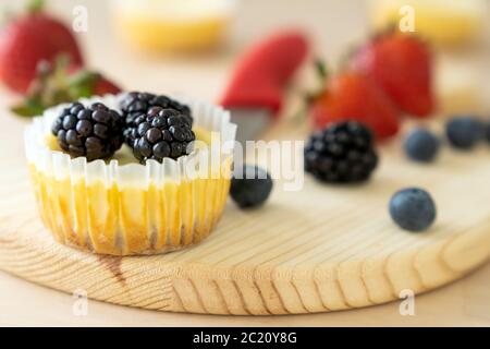 Mini cheesecake decorata con mirtillo, mora e fragola Foto Stock