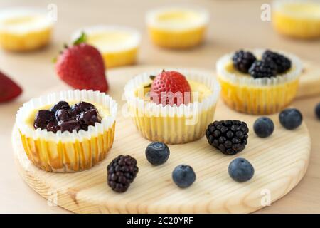 Mini cheesecake decorata con mirtillo, mora e fragola Foto Stock