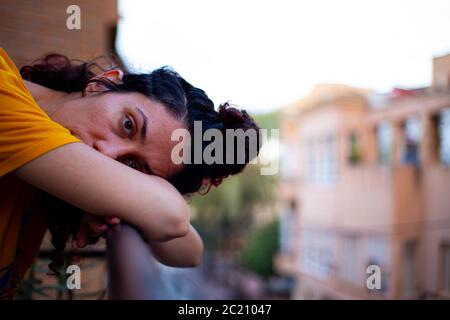 Ritratto di donna appoggiato sulla ringhiera Foto Stock