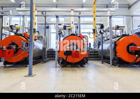 Bruciatori automatici a gas per caldaie industriali. Interno di una moderna casa caldaia Foto Stock