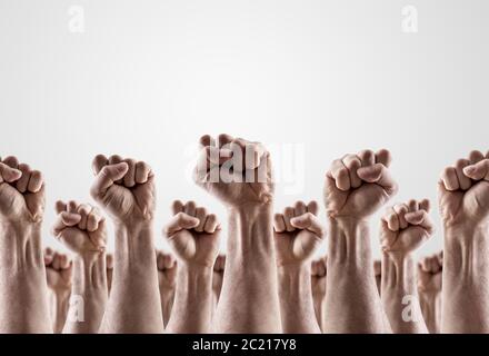 Grande gruppo di alzare le mani che mostra a suon di pugni Foto Stock