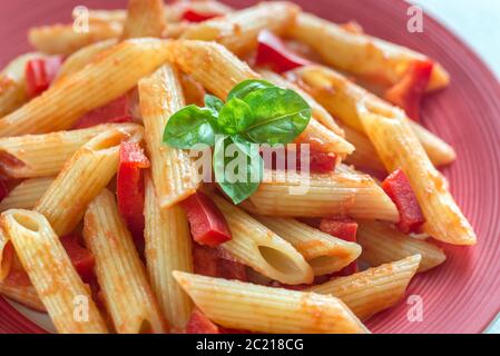 Penne con salsa di pomodoro e pepe fresco Foto Stock