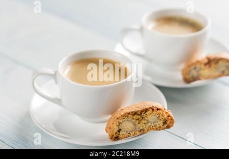 Due tazze di caffè con cantuccini Foto Stock