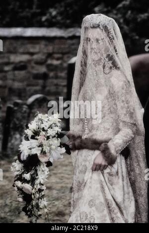 La prima moglie di Charles Spencer, Victoria Lockwood, arriva alla Chiesa di St Mary the Virgin, Great Brington, Northamptonshire, Inghilterra, UK.16 settembre 1989 Foto Stock