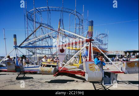 Clarence Pier luna park, Southsea, Hampshire, Inghilterra, Regno Unito. Circa ottanta Foto Stock