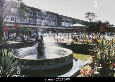 La fontana e il chiosco a banda di Queens Square, Crawley, Sussex, Inghilterra, Regno Unito. Circa anni '80 Foto Stock