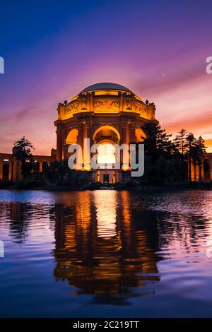 Il Palazzo delle Belle Arti illuminato dopo il tramonto a San Francisco, California Foto Stock