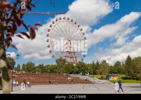 Novosibirsk, Russia - 06.06.2020: Mikhailovskaya argine in città con scalini di legno - panchine su cui si siede e si riposa sullo sfondo Foto Stock