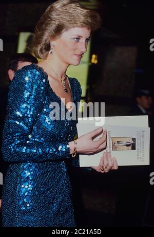 Diana, Principessa del Galles, partecipa alla prima di 'Shirley Valentine' all'Empire Cinema, Leicester Square, indossando la sua iconica abito da sera verde mare. Londra, Inghilterra. REGNO UNITO. 1 ottobre 1989 Foto Stock