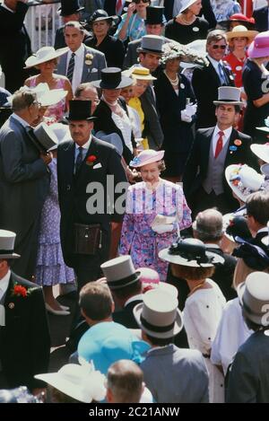 RH Queen Elizabeth II nel recinto reale durante la settimana di gara alle gare di Ascot. Berkshire. Inghilterra. UK. Circa 1989 Foto Stock