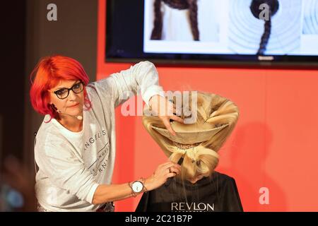 Anne Veck salons vince due premi enormi per l'acconciatura in 24 ore! Il gruppo di saloni di Oxford Anne Veck festeggia dopo aver vinto due prestigiosi premi nazionali in appena 24 ore. Lunedì 27 novembre, il fondatore e imprenditore Anne Veck è stato dichiarato Meridionale Hairdresser dell’anno 2016 ai British Hairdressing Awards, che le è stato presentato dal giudice Got Talent, comico e autore Best-seller britannico David Walliams. Questo segue una vittoria poche ore prima, dove Emmanuel Esteban ha scopato Avant Garde Stylist dell'anno al Black Beauty/Sensationnel Hair Awards 2016. Foto Stock