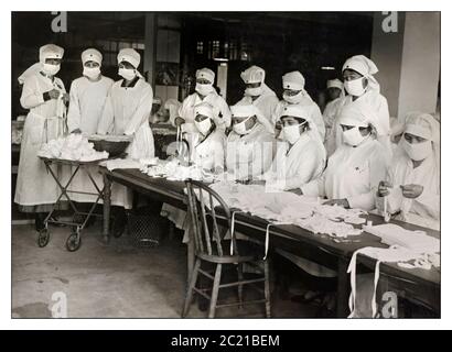 Maschera maschera facciale maschere 1900s Spanish Flu maschera Pandemic 1918 volontari della Croce Rossa fare bianco (PPE) maschera facciale garza, che è diventato obbligatorio in molte situazioni pubbliche negli Stati Uniti durante il 1918 spagnolo influenza Pandemic Foto Stock