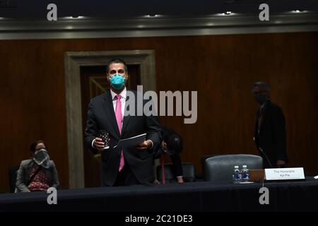 Washington, Stati Uniti. 16 Giugno 2020. Ajit Pai, presidente della Commissione federale delle comunicazioni, arriva a testimoniare durante un'audizione della sottocommissione per le appropriazioni del Senato a Capitol Hill, martedì 16 giugno 2020 a Washington, DC. Le audizioni si concentrano sulla supervisione del programma delle aste per lo spettro della Commissione federale delle comunicazioni per l'esercizio 2021. Foto in piscina di toni Sandys/UPI Credit: UPI/Alamy Live News Foto Stock