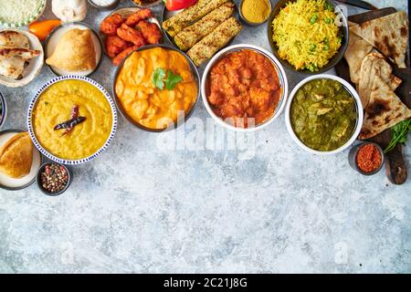 Composizione della cucina indiana in ciotole di ceramica su tavola di pietra Foto Stock