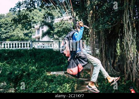 Pokhara Nepal 6 ottobre 2018 Ritratto di un giovane ragazzo nepalese che impara ad essere un pilota di parapendio nella zona di atterraggio di fronte al lago Phewa di Pokhara Foto Stock