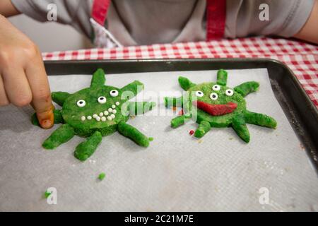 i bambini in quarantena. biscotti a forma di coronavirus. Foto Stock