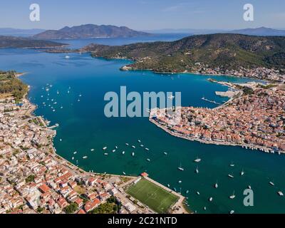 Poros e il suo canale che la scava dal resto della Grecia Foto Stock