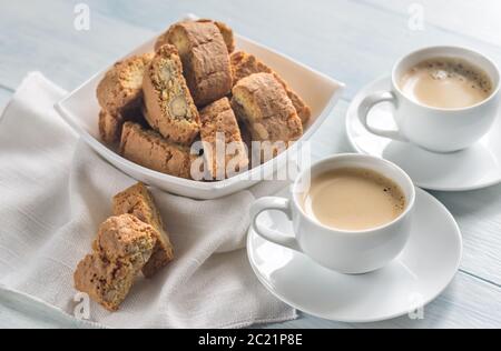 Due tazze di caffè con cantuccini Foto Stock