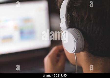 Ragazzo che fa i suoi compiti su un computer portatile Foto Stock