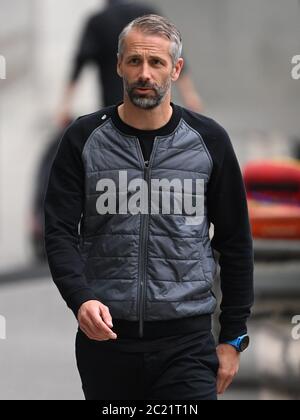 16 giugno 2020, Nord Reno-Westfalia, Mönchengladbach: Calcio: Bundesliga, Borussia Mönchengladbach - VfL Wolfsburg, 32ma giornata di incontro allo stadio di Borussia-Park. Mönchengladbach allenatore Marco Rose arriva allo stadio. NOTA IMPORTANTE: In conformità alle normative del DFL Deutsche Fußball Liga e del DFB Deutscher Fußball-Bund, è vietato utilizzare o utilizzare nello stadio e/o scattare fotografie della partita sotto forma di sequenze di immagini e/o serie di foto video. Foto: Federico Gambarini/dpa-piscina/dpa Foto Stock