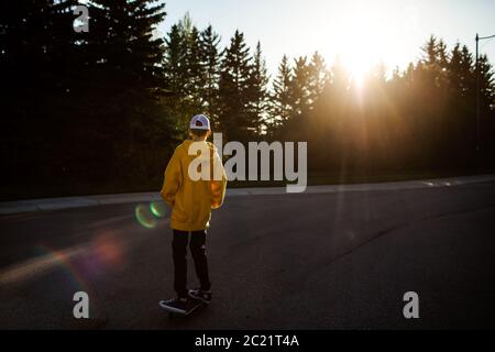 Skateboard per ragazzi in strada Foto Stock