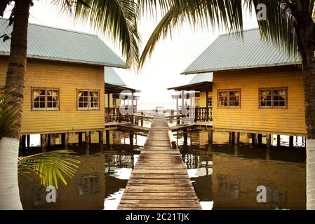 Bungalow per vacanze sull'acqua. Le case a stillt sono popolari nei Caraibi, Bocas del Toro, Bocas Town, Panama. Ott 2018 Foto Stock