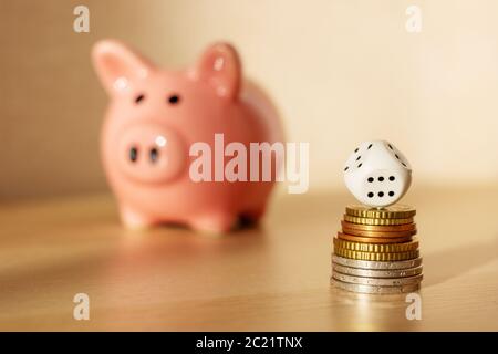 Rosa piggy Bank è sul tavolo, monete Foto Stock