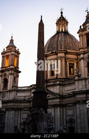 Facciata dell'edificio religioso di Piazza Navona in serata a Roma, Italia Foto Stock