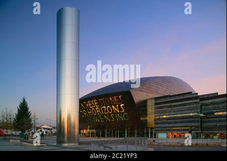Millennium Centre Cardiff Bay Cardiff Wales al crepuscolo Foto Stock
