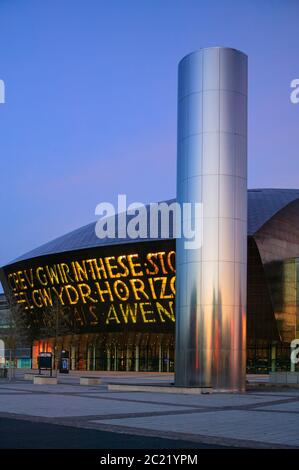 Millennium Centre Cardiff Bay Cardiff Wales al crepuscolo Foto Stock