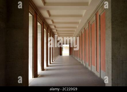 Lungo edificio arcarde a Weimar, Germania, architettura classica, nessuna gente Foto Stock