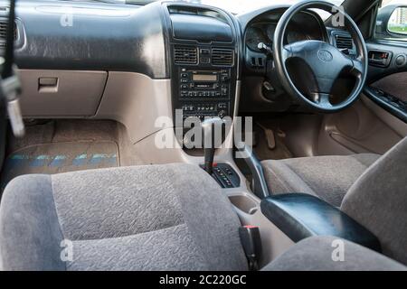 Novosibirsk, Russia - 11.06.20: Interno della Toyota Caldina auto del 2000 rilascio sul retro di un argentato T210 station wagon con sedili anteriori, cruscotto Foto Stock