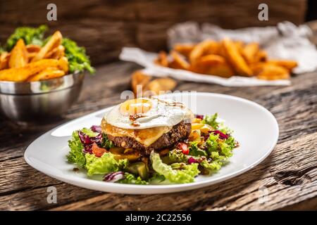 Insalata vegetariana di fagioli polpettine con formaggio fuso e uovo soleggiato con il lato in alto Foto Stock