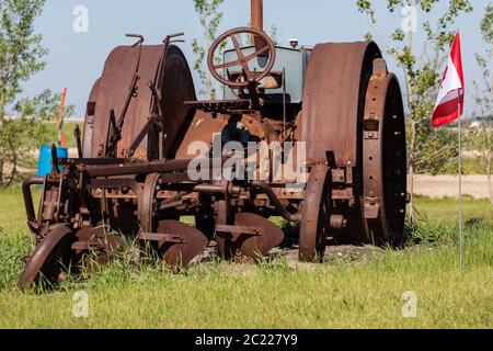 trattore vecchio e storico in un campo Foto Stock