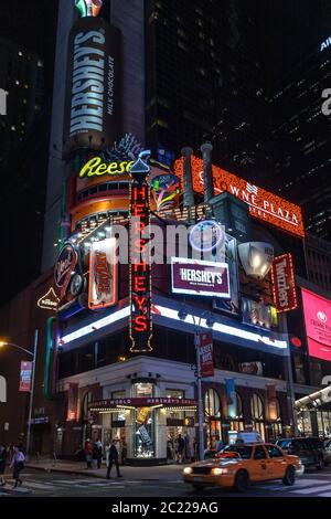 Il negozio mondiale di cioccolato Hershey's a Times Square a New York di notte Foto Stock