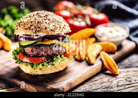 Hamburger di manzo con cetriolo e cipolla in un panino di sesamo Foto Stock