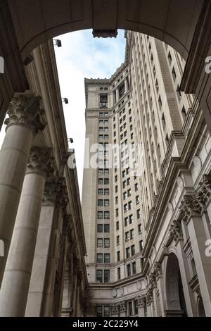 Guardando verso l'edificio municipale David N. Dinkins Manhattan a New York City Foto Stock