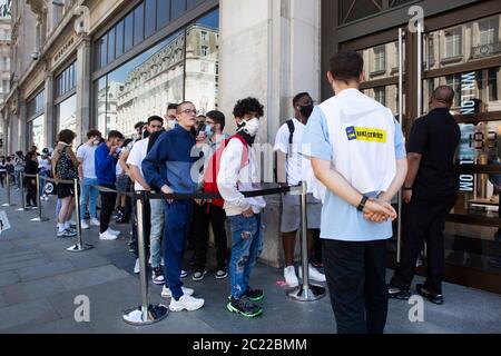 I londinesi vanno a fare shopping su Oxford Street il primo giorno di negoziazione da quando è iniziato il blocco COVID-19. Londra, Regno Unito. 15 giugno 2020. Foto Stock