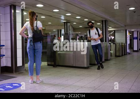 I londinesi viaggiano attraverso la stazione di Oxford Circus il primo giorno di negoziazioni di negozi non essenziali dall'inizio del blocco COVID-19. Londra, Regno Unito. 15 giugno 2020 Foto Stock