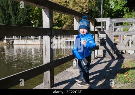 Ragazzo di due anni in un parco vicino al castello di Radziejowice, Voivodato Masoviano, Polonia Foto Stock