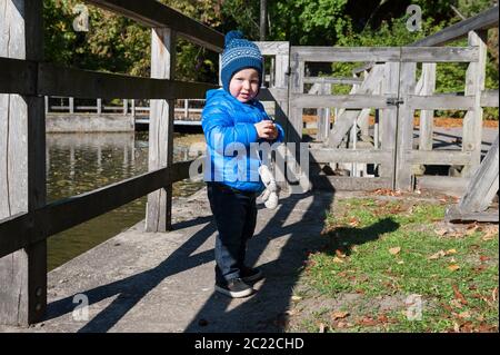Ragazzo di due anni in un parco vicino al castello di Radziejowice, Voivodato Masoviano, Polonia Foto Stock