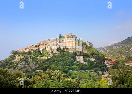 Bellissimo borgo medievale collinare di Eze. Il villaggio storico è arcuato sulla cima di una montagna con una chiesa e viste mozzafiato, Costa Azzurra, Francia. Foto Stock