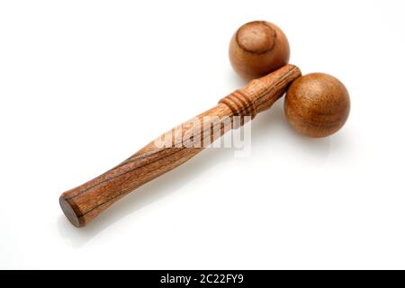 Massaggiatore portatile in legno isolato su bianco. Tecnica giapponese Foto Stock