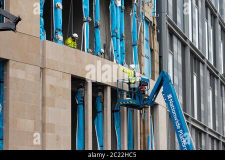 Edimburgo, Scozia, Regno Unito. 16 giugno 2020. Con l'apertura di negozi in Inghilterra, negozi e aziende scozzesi rimangono chiusi, le strade sono vuote e pub e negozi sono ancora chiusi con molti imbarcati. I bar potrebbero essere autorizzati ad aprire aree esterne alla fine della settimana, ma attualmente sono autorizzati a servire solo bevande da asporto. Nella foto, sono iniziati i lavori di costruzione alla nuova ristrutturazione del St James Center. Iain Masterton/Alamy Live News Foto Stock