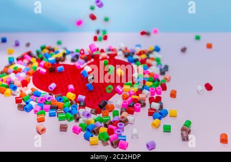 Pioggia di colori che cadono su un cuore Foto Stock