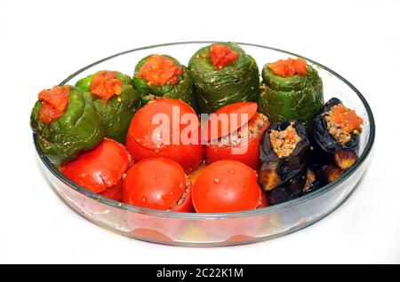 pepe e melanzane farcite . Melanzane ripiene nella piastra . Le melanzane sono farcite con carne di agnello e di riso. Patlicano . Cucina Azerbaigian. Dolma . Foto Stock