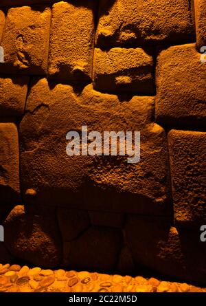 Vista su pietra a dodici angoli, alias Hatun Rumiyoc, come parte di un muro del palazzo dell'arcivescovo di Cuzco, Perù Foto Stock